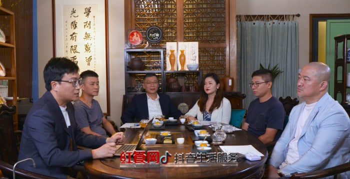 (圖示為:“共話”圓桌會活動直播現(xiàn)場圖)