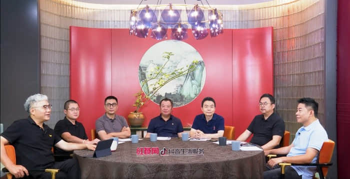 (圖示為:“共話”圓桌會活動直播現(xiàn)場圖)