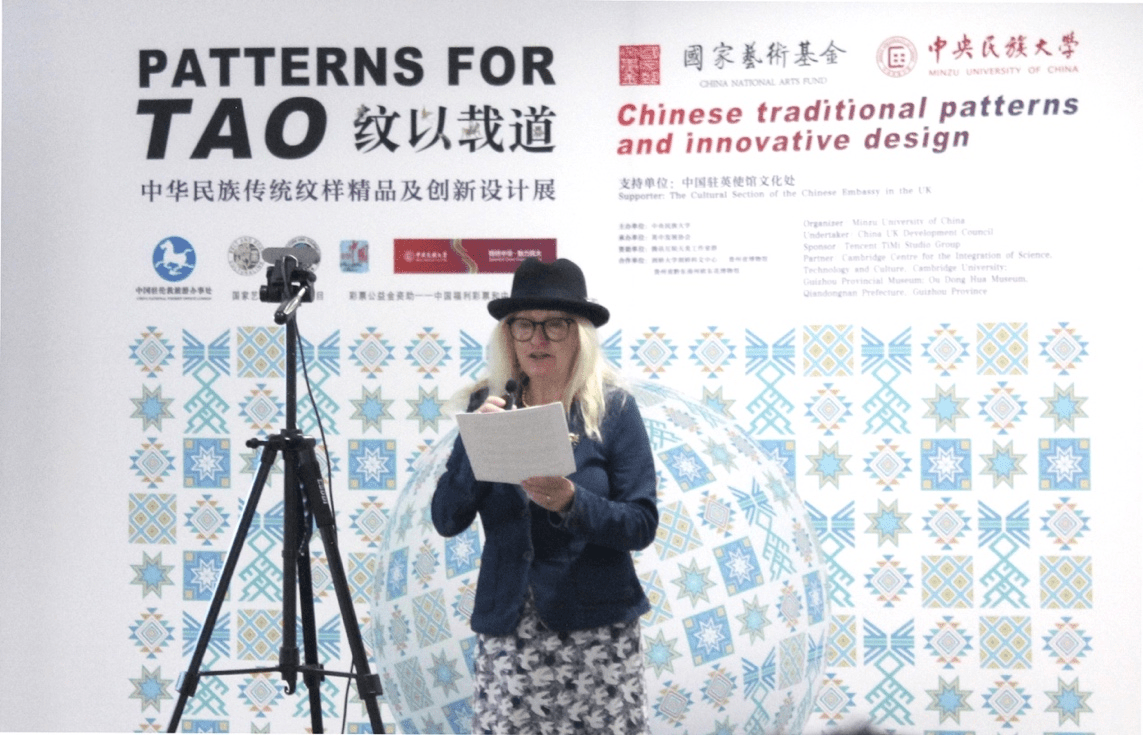 劍橋大學(xué)劍橋科文中心主任、英國皇家學(xué)會(huì)院士Nicola Clayton教授主持并致歡迎辭