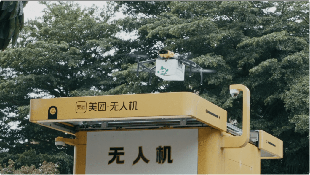 ▲配送水果的無(wú)人機(jī)在降落(攝影師 陸海峰)
