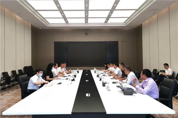陸治原一行與億航智能首席運(yùn)營(yíng)官方鑫等企業(yè)家座談