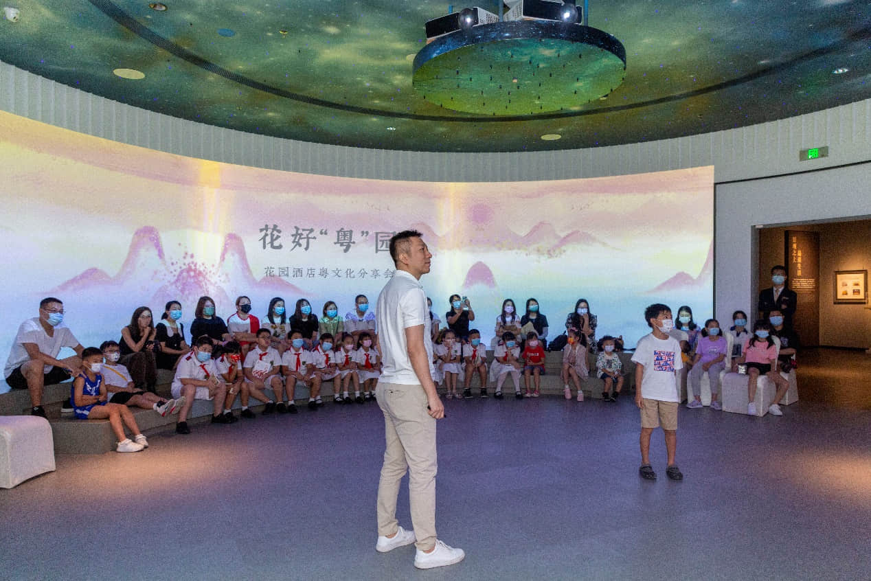 參與研學(xué)的同學(xué)在用粵語演繹粵語童謠