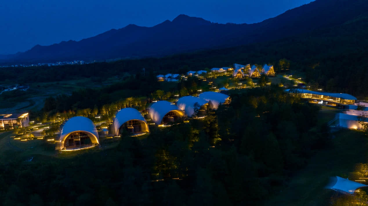 (黃山關(guān)麓帳篷客度假區(qū)夜景)