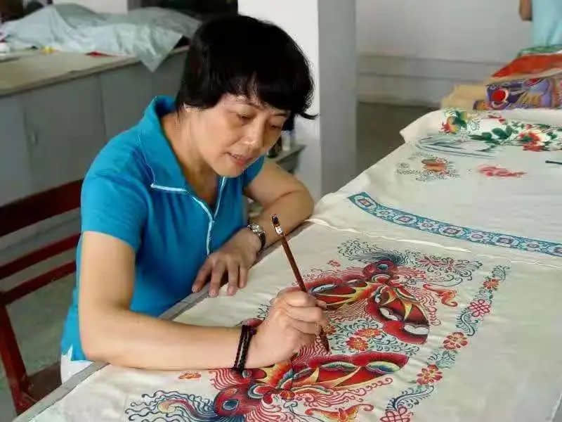 蘇連兒的戲服繡品藝術(shù)創(chuàng)作生涯 || 莫澤輝 蘇連兒的戲服繡品藝術(shù)創(chuàng)作生涯 || 莫澤輝