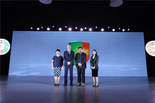 左起，強(qiáng)生中國個人健康護(hù)理市場部負(fù)責(zé)人陳曉楓，強(qiáng)生中國個人健康護(hù)理總裁戴康瀾，騰訊廣告行業(yè)銷售運(yùn)營總經(jīng)理張敏毅，騰訊廣告醫(yī)藥行業(yè)負(fù)責(zé)人葉碩之。