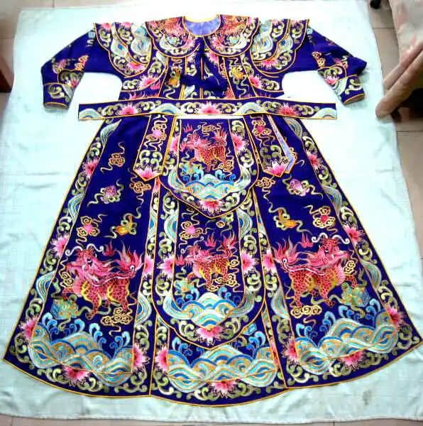 蘇連兒的戲服繡品藝術(shù)創(chuàng)作生涯 || 莫澤輝 蘇連兒的戲服繡品藝術(shù)創(chuàng)作生涯 || 莫澤輝