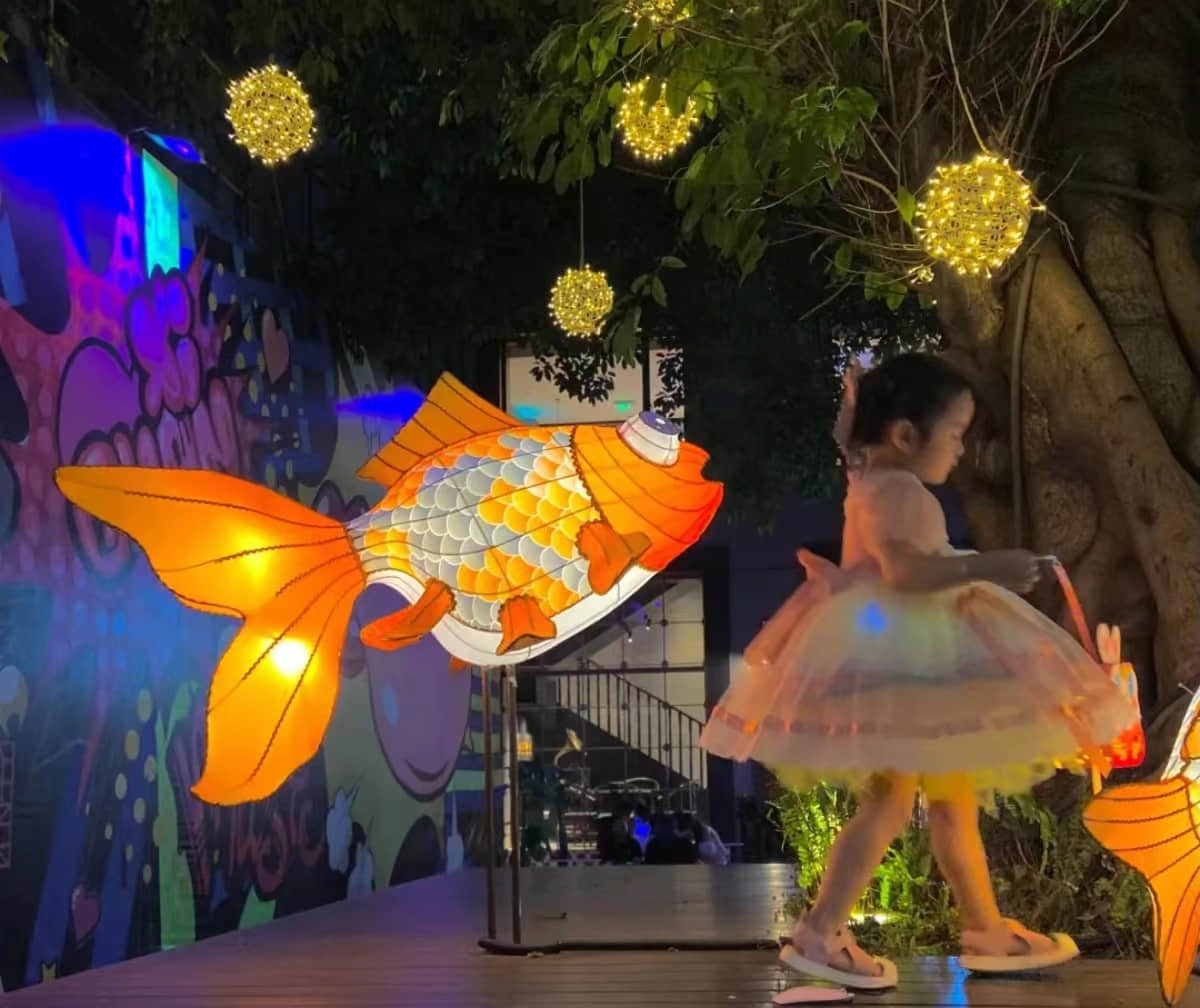 ▲中秋佳節(jié)，廣州市荔灣區(qū)永慶坊，游客提著花燈夜游。圖源：大眾點(diǎn)評網(wǎng)友