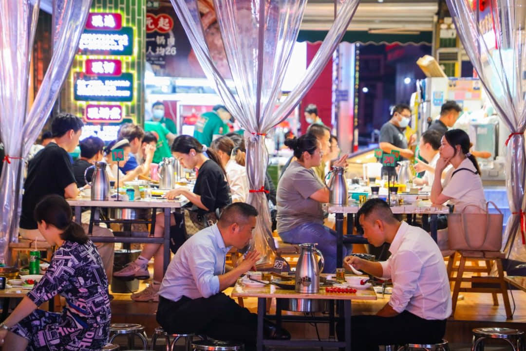 ▲強叔現(xiàn)切豬雜粥廈滘店，深夜坐滿食客（圖片/林超 ）