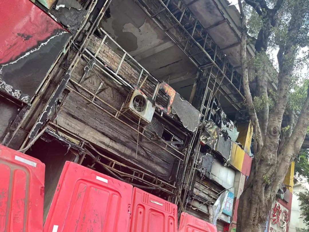 昨夜康王路小牛電動(dòng)車(chē)店門(mén)前，“電雞”又火了？