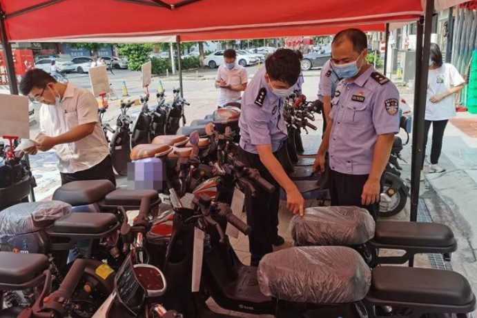 昨夜康王路小牛電動(dòng)車(chē)店門(mén)前，“電雞”又火了？