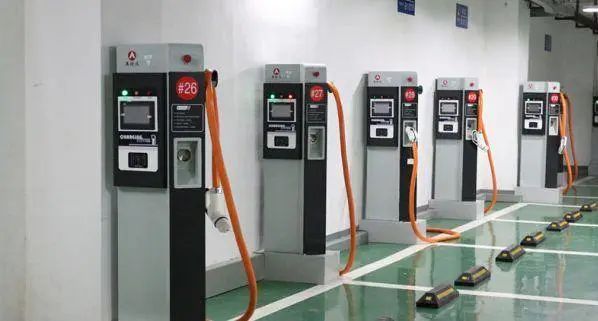 昨夜康王路小牛電動(dòng)車(chē)店門(mén)前，“電雞”又火了？