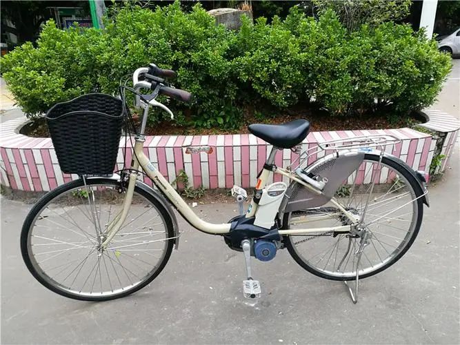 昨夜康王路小牛電動(dòng)車(chē)店門(mén)前，“電雞”又火了？
