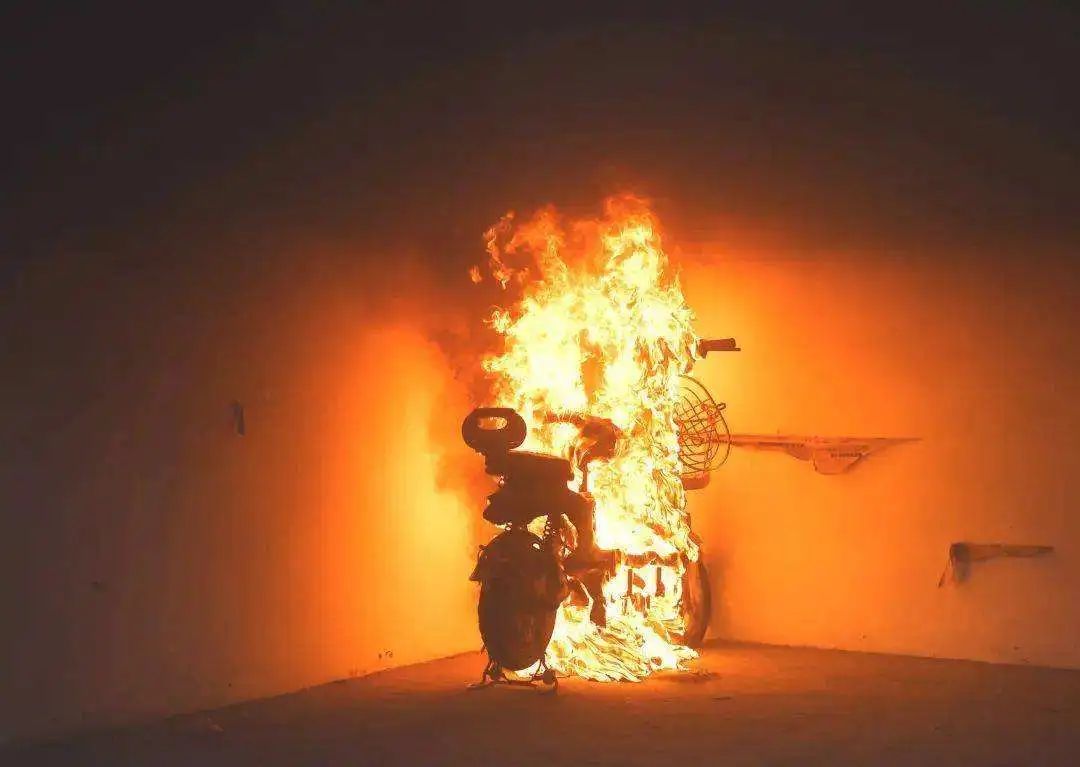 昨夜康王路小牛電動(dòng)車(chē)店門(mén)前，“電雞”又火了？