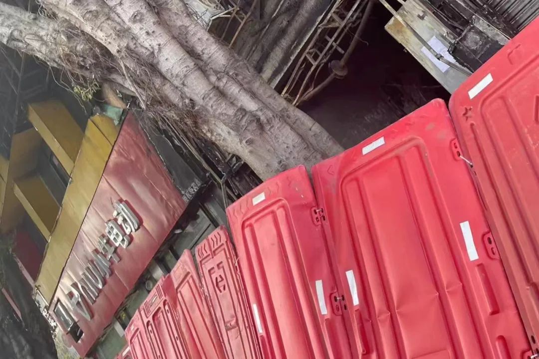 昨夜康王路小牛電動(dòng)車(chē)店門(mén)前，“電雞”又火了？