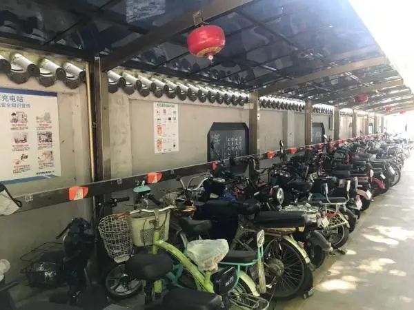昨夜康王路小牛電動(dòng)車(chē)店門(mén)前，“電雞”又火了？