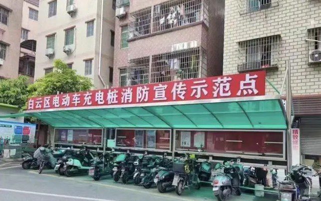 昨夜康王路小牛電動(dòng)車(chē)店門(mén)前，“電雞”又火了？