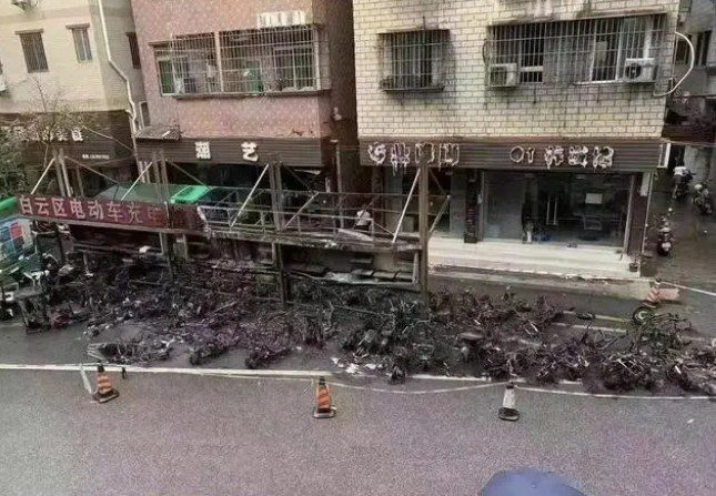 昨夜康王路小牛電動(dòng)車(chē)店門(mén)前，“電雞”又火了？