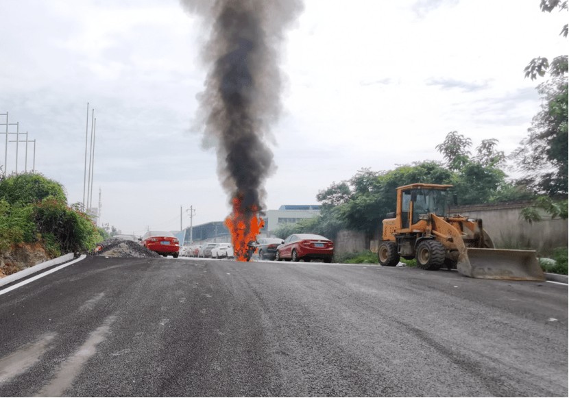 昨夜康王路小牛電動(dòng)車(chē)店門(mén)前，“電雞”又火了？