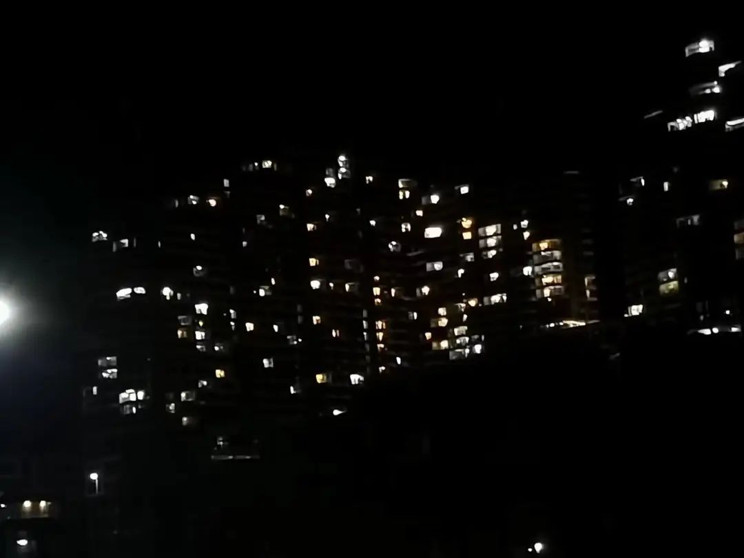 疫情下的大學(xué)生：封了，也“瘋”了？