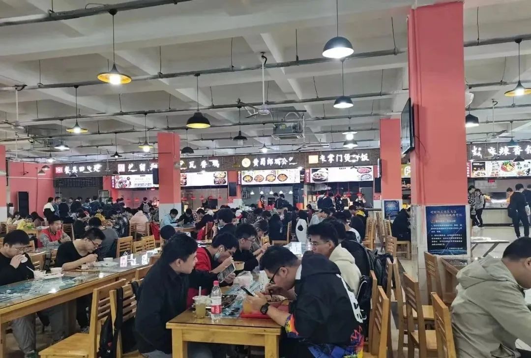 疫情下的大學(xué)生：封了，也“瘋”了？