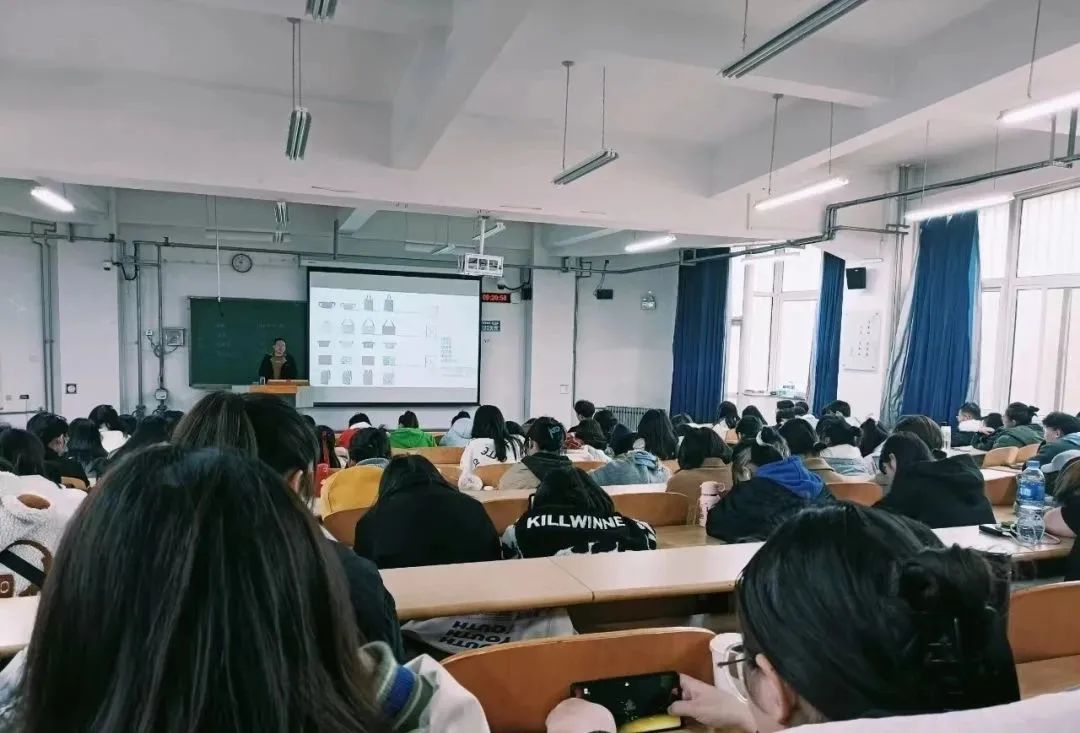 疫情下的大學(xué)生：封了，也“瘋”了？