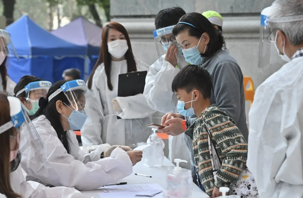 漸走出新冠陰霾的香港，能給抗疫中的廣州帶來什么啟示？