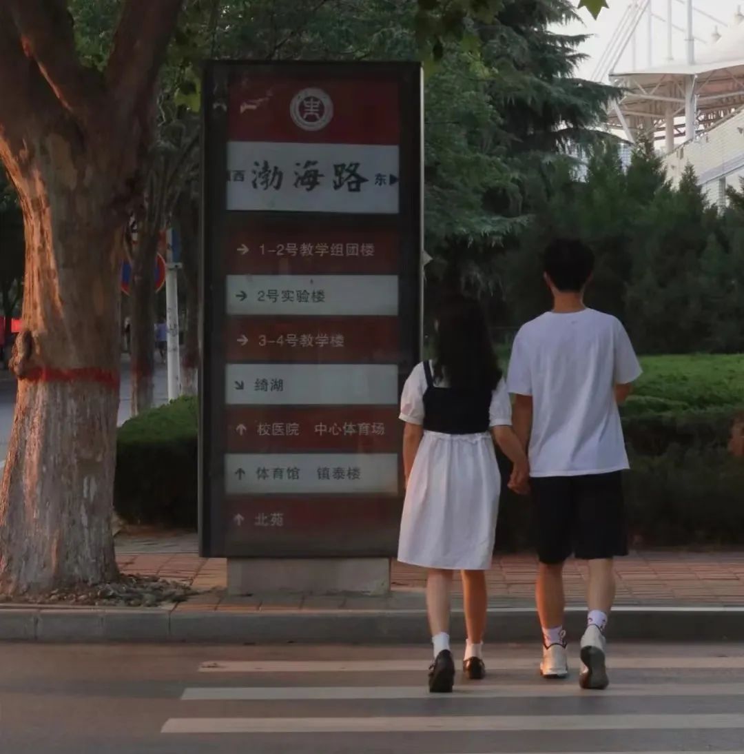 疫情下的大學(xué)生：封了，也“瘋”了？