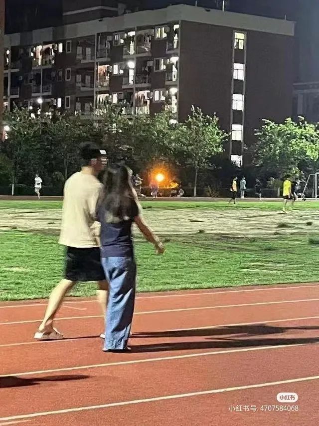 疫情下的大學(xué)生：封了，也“瘋”了？