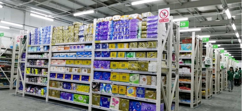 ▲美團(tuán)買菜前置倉內(nèi)商品豐富 攝影:蔣鑫