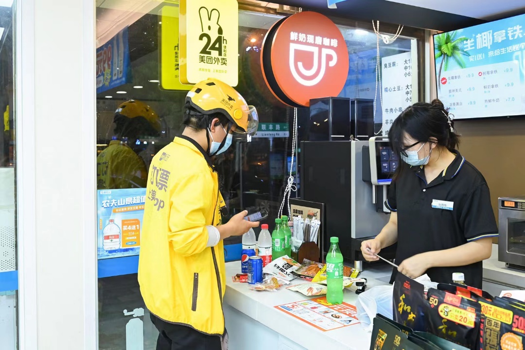 ▲隨著即時(shí)零售的發(fā)展，辣條等休閑零食訂單量大漲。（攝影 王楠）