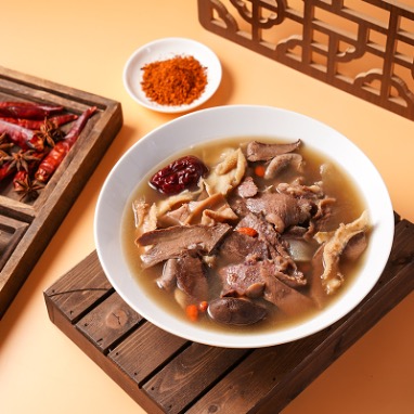 ▲盡膳口福與美團(tuán)買菜象大廚出品的蹺腳牛肉 (蔣鑫攝)