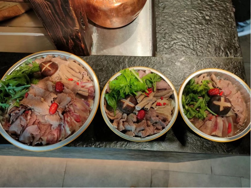 ▲將原汁原味復(fù)制進(jìn)消費(fèi)者家中,預(yù)制菜開(kāi)發(fā)過(guò)程要進(jìn)行無(wú)數(shù)次調(diào)整?(蔣鑫 攝)