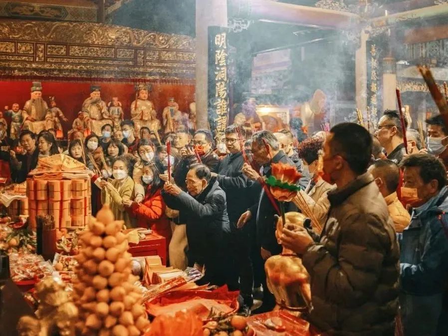 無論外出旅游還是在家過年，這春節(jié)都逃不過人從眾……