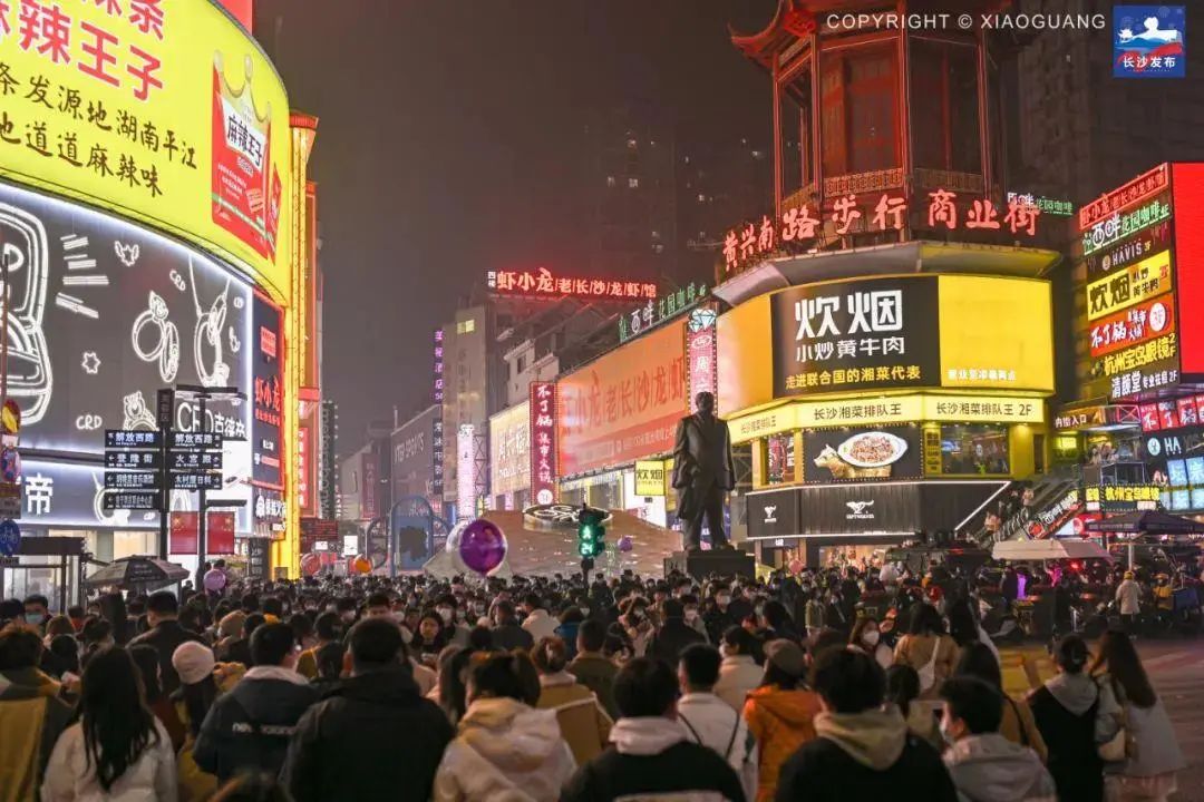 無論外出旅游還是在家過年，這春節(jié)都逃不過人從眾……