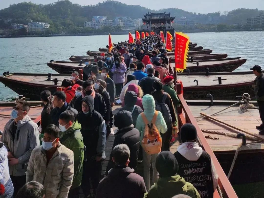 無論外出旅游還是在家過年，這春節(jié)都逃不過人從眾……