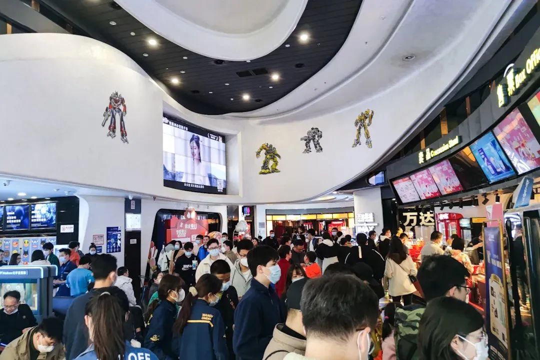 無論外出旅游還是在家過年，這春節(jié)都逃不過人從眾……