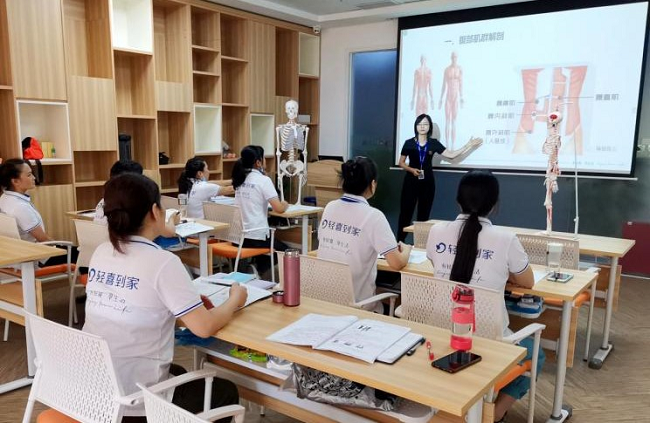 圖為輕喜職校理論課培訓(xùn)現(xiàn)場