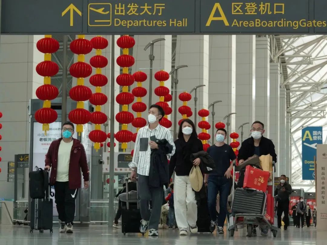 無論外出旅游還是在家過年，這春節(jié)都逃不過人從眾……