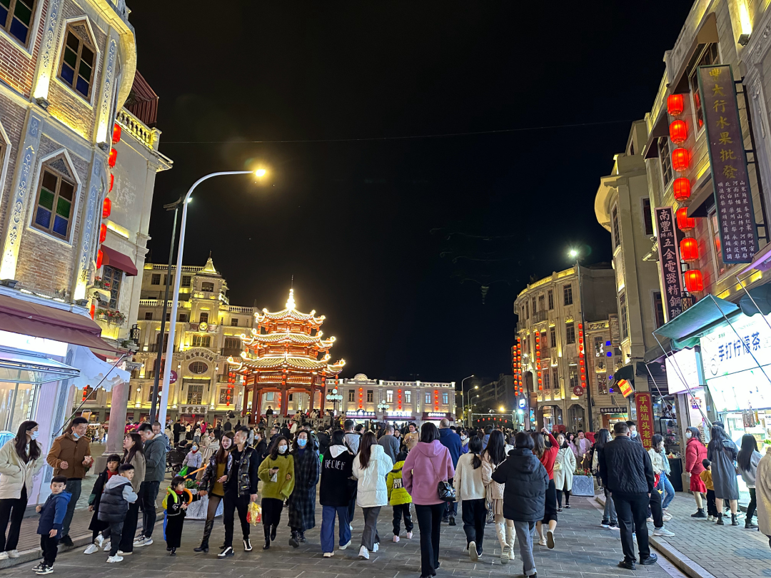 無論外出旅游還是在家過年，這春節(jié)都逃不過人從眾……