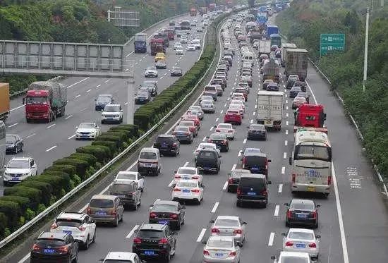無論外出旅游還是在家過年，這春節(jié)都逃不過人從眾……