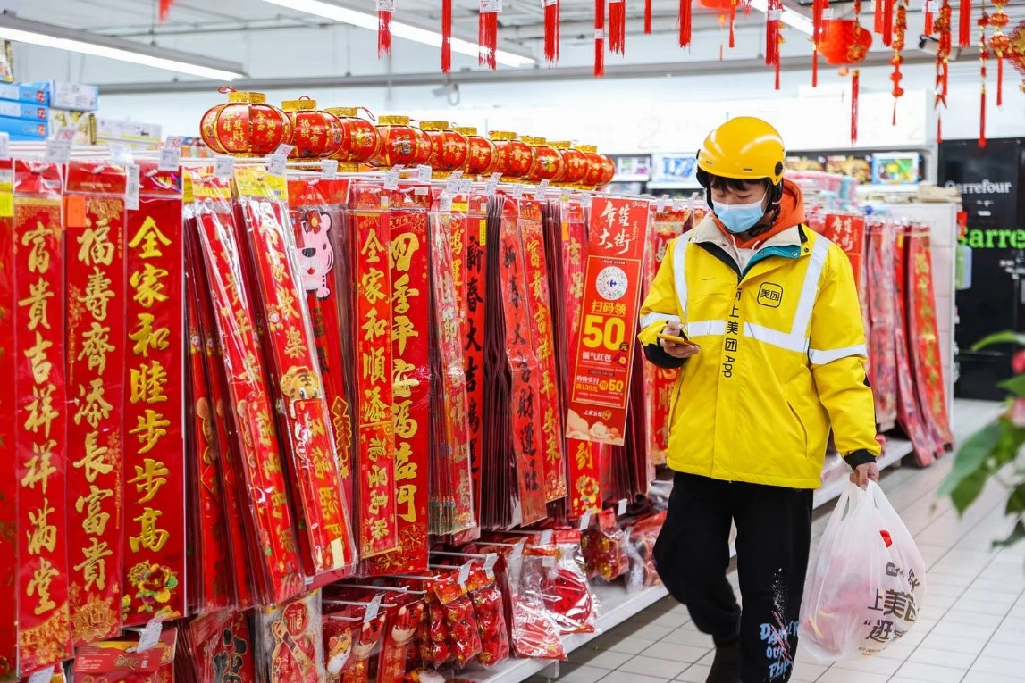 ▲習(xí)慣了“外賣買一切”的年輕人回到家鄉(xiāng)后，也傾向于通過外賣下單年貨商品。（攝影：李鳴）