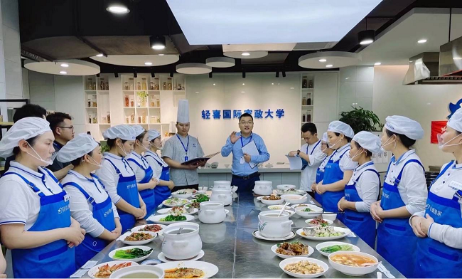1675497958763652.png 圖為輕喜職業(yè)技能培訓(xùn)學(xué)校烹飪課培訓(xùn)現(xiàn)場