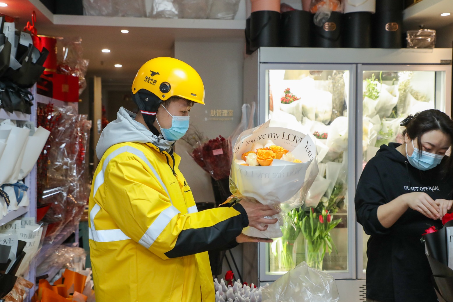 ▲情人節(jié)期間，外賣員在花店取鮮花訂單。（攝影：李鳴）