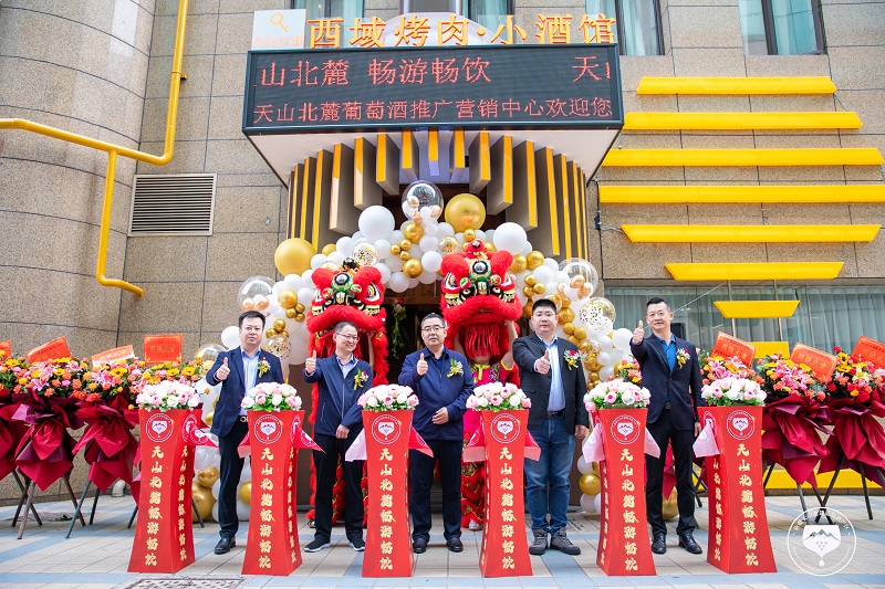 開(kāi)業(yè)儀式邀請(qǐng)了（昌吉州林業(yè)與草原局黨組書(shū)記甘壽春（中間）、昌吉州文旅局副局長(zhǎng)楊建偉（左二）、昌吉州林業(yè)與草原局副局長(zhǎng)方揚(yáng)輝（右二）、新疆遇見(jiàn)古麗商貿(mào)有限責(zé)任公司董事長(zhǎng)黃惠（左一）、廣州大巴扎文化發(fā)展有限公司總經(jīng)理黃敏（右一））進(jìn)行剪彩儀式