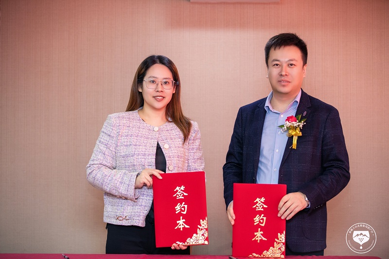 （新疆遇見(jiàn)古麗商貿(mào)有限責(zé)任公司董事長(zhǎng)黃惠與佛山市順德區(qū)慈善聯(lián)合會(huì)副秘書(shū)長(zhǎng)畢可杰簽署順德區(qū)慈善聯(lián)合會(huì)戰(zhàn)略合作協(xié)議）