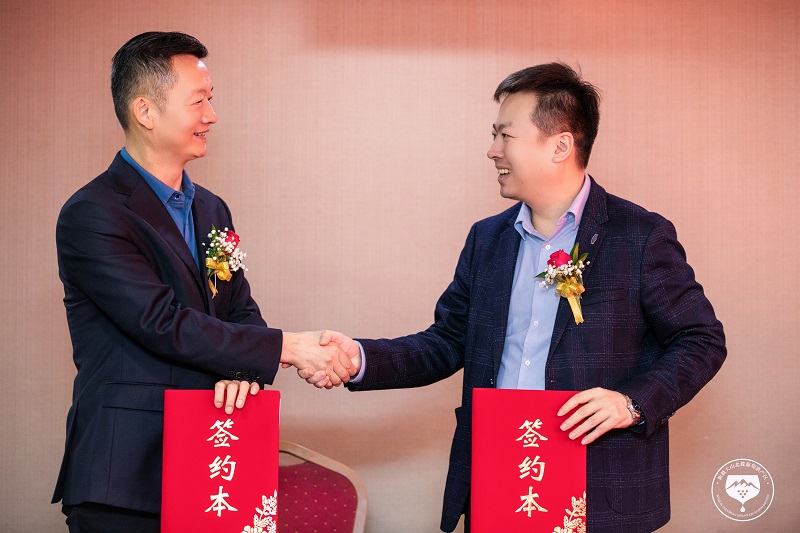 （新疆遇見(jiàn)古麗商貿(mào)有限責(zé)任公司董事長(zhǎng)黃惠與廣州大巴扎文化發(fā)展公司代表黃敏簽訂葡萄酒五年購(gòu)銷(xiāo)協(xié)議）
