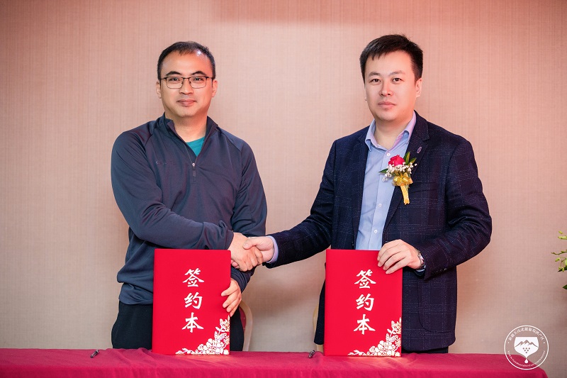 （新疆遇見(jiàn)古麗商貿(mào)有限責(zé)任公司董事長(zhǎng)黃惠與經(jīng)銷(xiāo)商秦盛枝先生簽約采購(gòu)協(xié)議）
