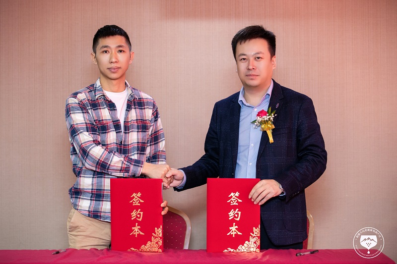 （新疆遇見(jiàn)古麗商貿(mào)有限責(zé)任公司董事長(zhǎng)黃惠與經(jīng)銷(xiāo)商羅東戟先生簽約采購(gòu)協(xié)議）