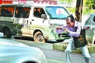 廣州區(qū)伯肺癌病重:一位飽受爭議的公民逐漸被遺忘 廣州區(qū)伯肺癌病重:一位飽受爭議的公民逐漸被遺忘