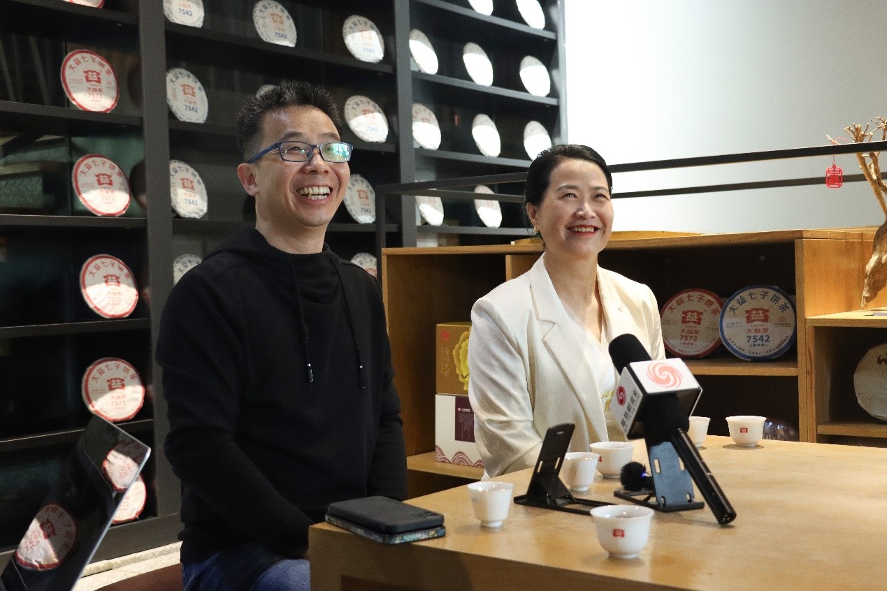 大益集團(tuán)董事長(zhǎng)、總裁張亞峰女士（右）與大益集團(tuán)副總裁、勐海茶廠總經(jīng)理接受記者采訪（何華亮 攝）